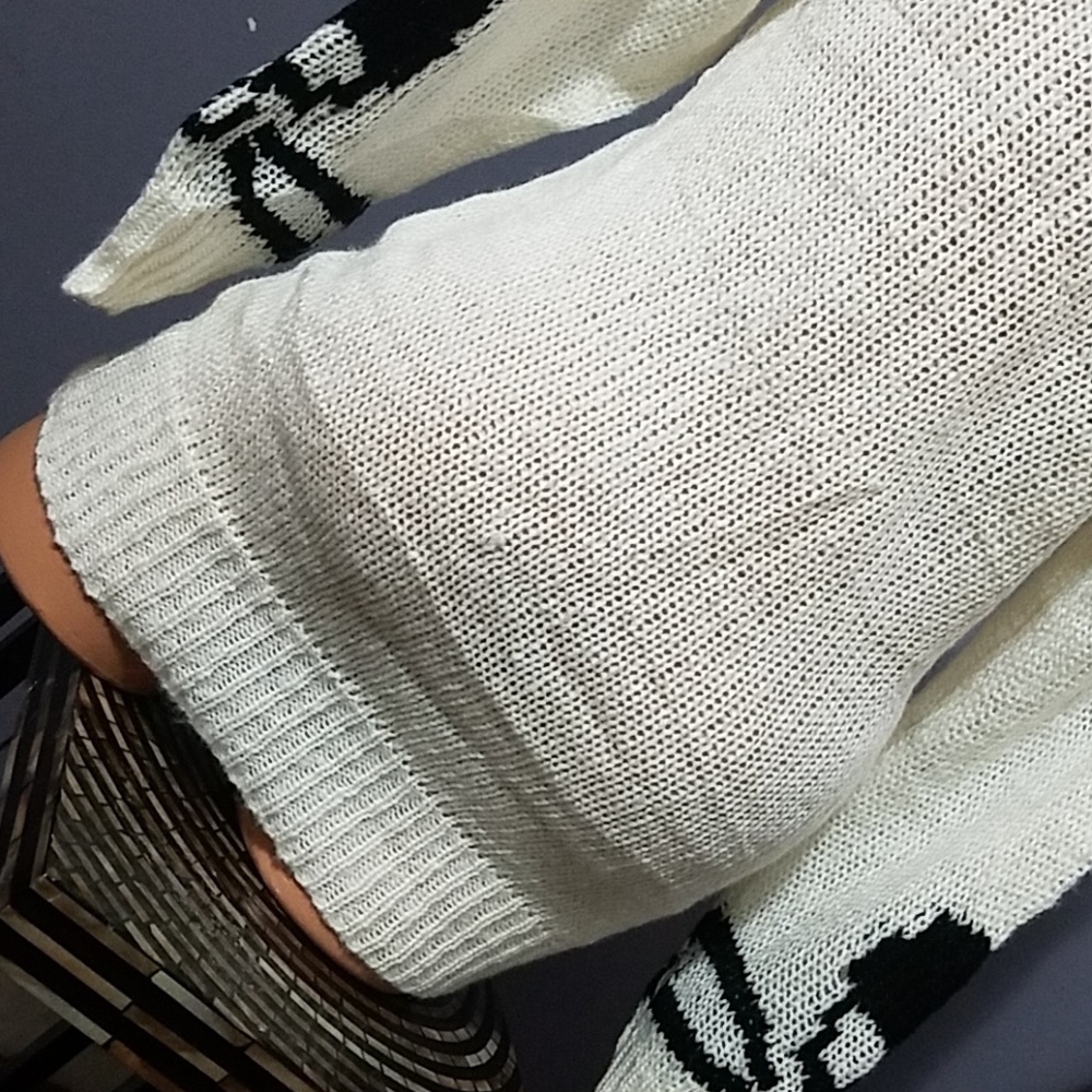 Knitted Skull Sweater Deep V - Picture 7 of 7